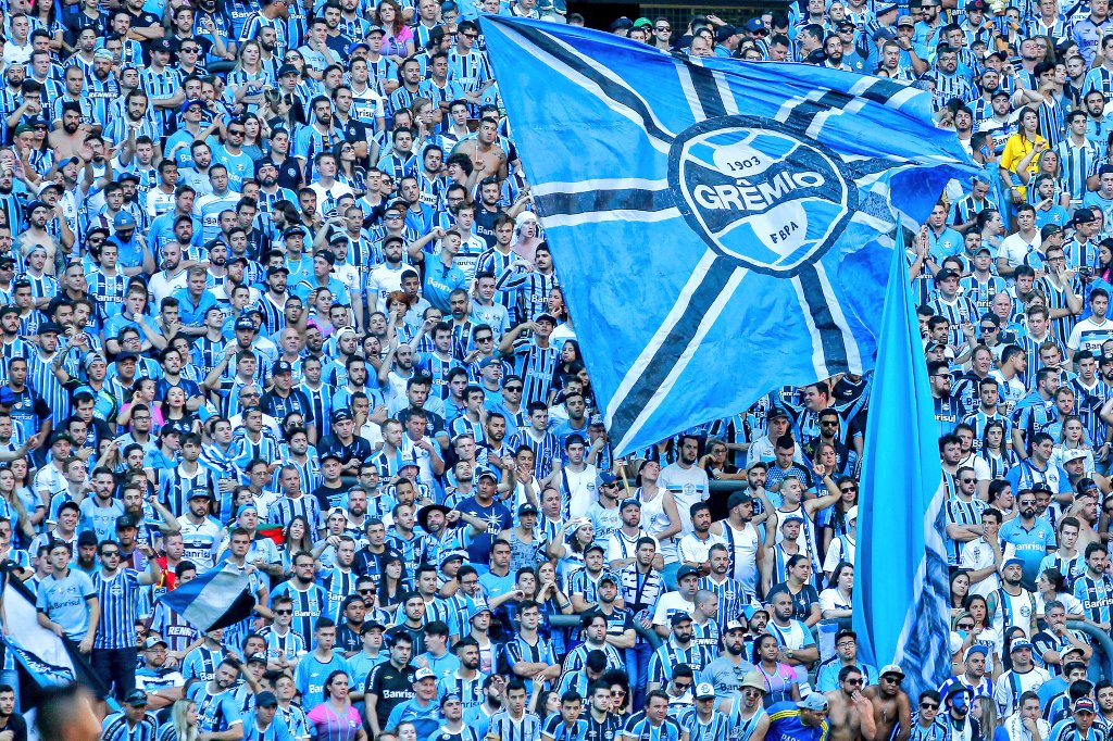 Já deveria ter começado a mobilização do clube para jogo domingo.

Sugiro aos identificados, que comecem logo. Façam algo de útil.

Com a vitória do Vitória ontem, os 3 pontos domingo passam a ser absolutamente necessários, imprescindíveis. 

Qualquer coisa fora dos 3 pts,