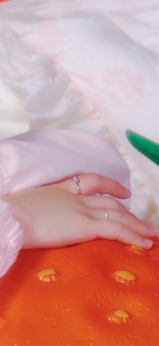 指までかわいいし…もしかして…ハートの指輪してる…？