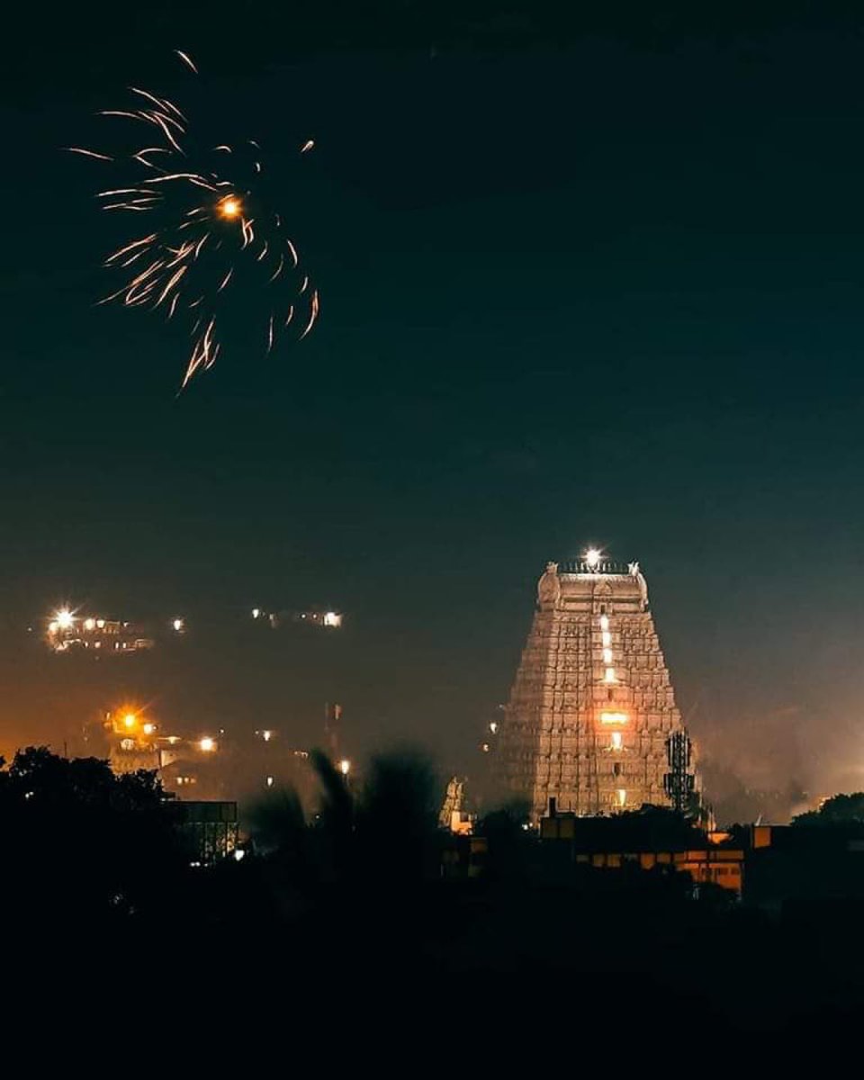 GitaShlokas_'s tweet image. Deepavali at Tiruvannamalai
