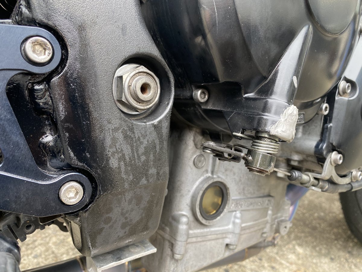 転倒時に削れてしまったクラッチカバーはオイル漏れが止まりません
アルミパテでやっつけ仕事してみましたがオイルシールの座面が削れているのでカバーごと交換しないとダメっぽいです😢
どなたかクラッチカバーが余ってて譲ってもいいって方いませんでしょうか？
2002年式YZF-R1 5PW型です