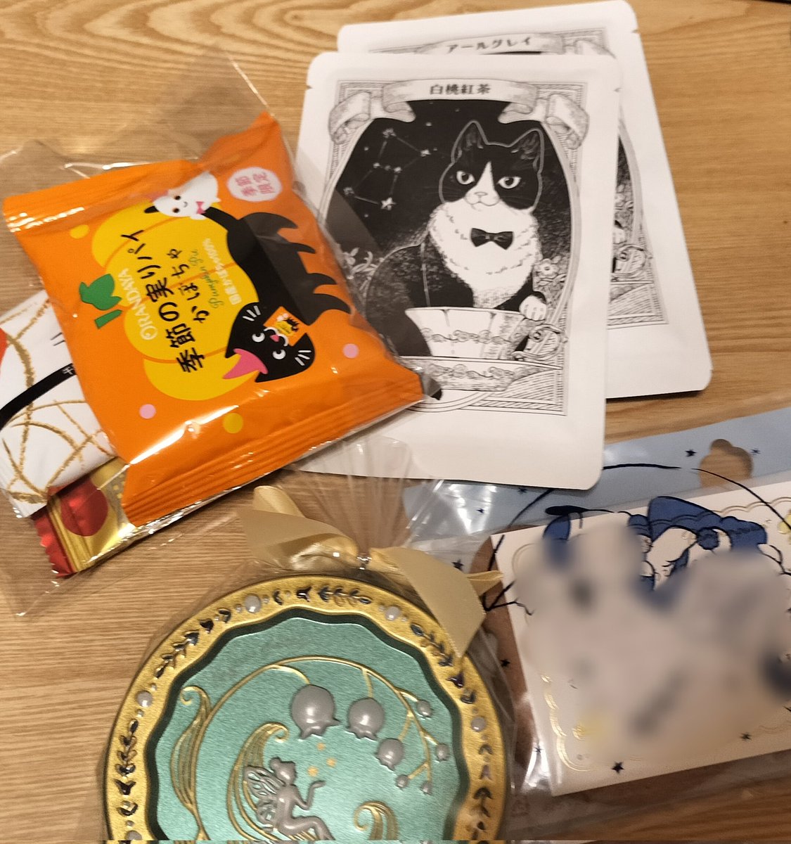 rooibos2434's tweet photo. arteVarie130お越しくださった皆様誠にありがとうございました！
活動の終了をお知らせしてからのイベントで内心ドキドキしていましたが、当ブース目的で来てくださったお客様や、また初めてRooibosTea のアクセサリーを手に取って下さったお客様等含め、たくさんのお客様に作品を見ていただけて、
↓ https://t.co/MC5Pgq9kPz