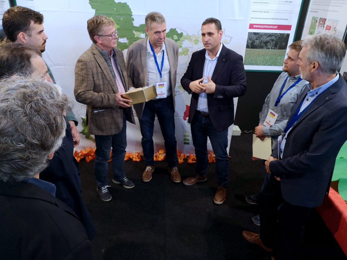 Avui, a l'estand de ELFOCAT a la Fira Municipàlia de Lleida, s'ha lliurat el Premi Forest Local de Gestió Reconeguda, Elfocat 2025 a l'Ajuntament de Les (Val d'Aran) a la forest "Sèuva e Casteret" presentat conjuntament amb el Conselh Generau d'Aran.