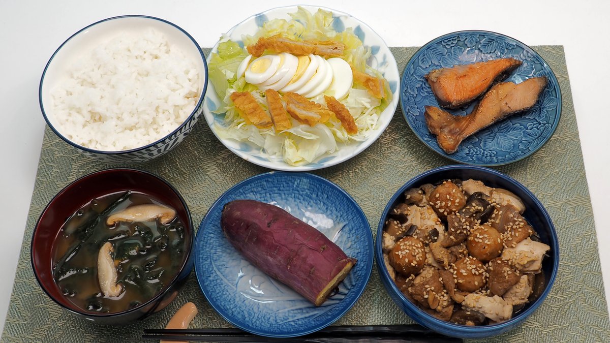 MM_Shokujibu's tweet image. 本日のこどおじ飯🤖#まさおと母の手料理と献立プラスα #おうちごはん #MM食事部
・白米御飯
・焼き鮭
・肉団子と豆腐とシイタケと那須と玉ねぎと油揚げの和風チャンプルー
・焼き芋
・フライドチキンとゆで卵のせ生野菜サラダ
・わかめと椎茸のの味噌汁