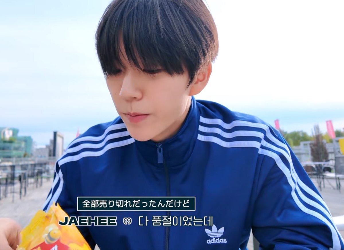 sahaawish's tweet image. 아나 바지만 갈아입은 줄 알았는데 진짜 다른 옷이었네 하