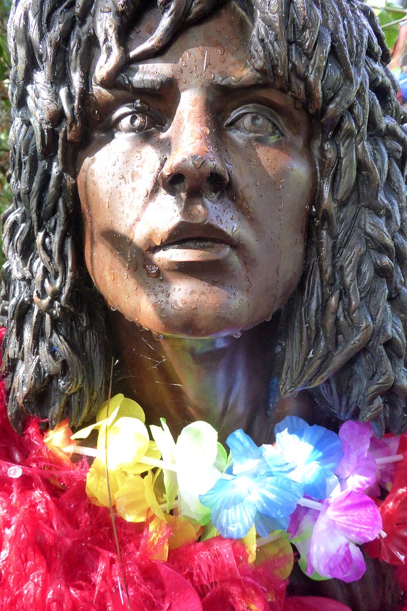 LessGrumpy's tweet image. Another addition to the shit sculpture catalogue. Laydeees and gennelmen I give you Marc Bolan