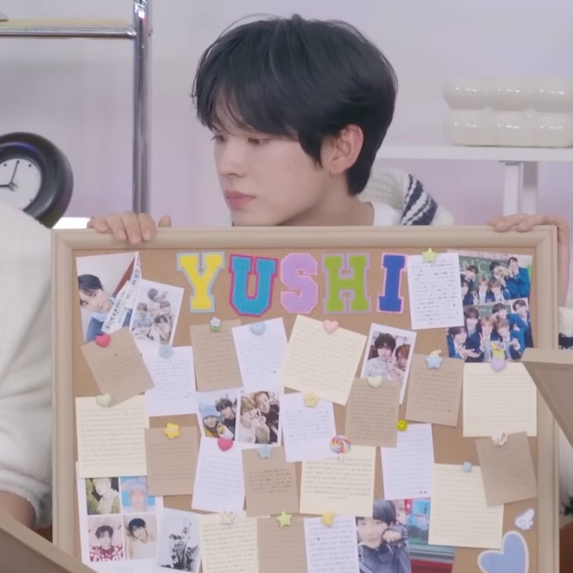 tokunotaku's tweet image. 유우시 숙소 거실에 마리데에서 받은 액자랑 1주년 팬분들이 써 준 소개서 잘 놔둠 🥰🥰