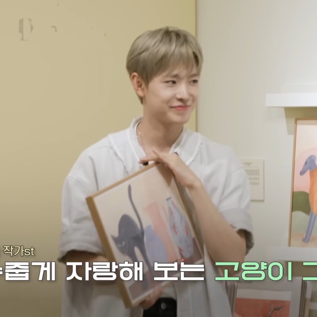 tokunotaku's tweet image. 유우시 숙소 거실에 마리데에서 받은 액자랑 1주년 팬분들이 써 준 소개서 잘 놔둠 🥰🥰