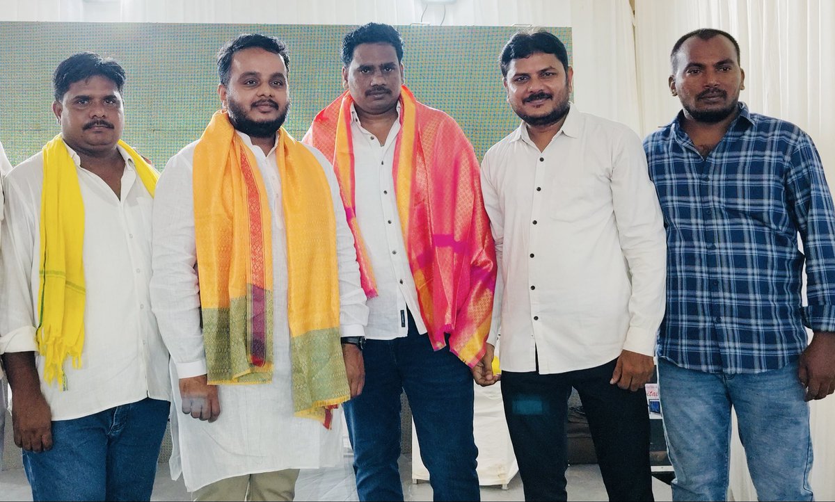 DSivakrishnaD's tweet image. కర్నూల్ లో జరిగిన *సూపర్ GST - సూపర్ సేవింగ్స్* కార్యక్రమంలో భాగంగా ఐటిడిపి కర్నూల్, నంద్యాల పార్లమెంటు సభ్యులతో టిడిపి రాష్ట్ర ప్రధాన కార్యదర్శి చింతకాయల విజయ్ నిర్వహించిన సమావేశంలో పాల్గొన్నాను..!! 
#VijayChintakayala
#ChintakayalaVijay 
#iTDPforTDP