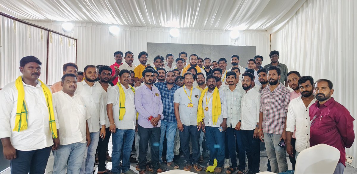 DSivakrishnaD's tweet image. కర్నూల్ లో జరిగిన *సూపర్ GST - సూపర్ సేవింగ్స్* కార్యక్రమంలో భాగంగా ఐటిడిపి కర్నూల్, నంద్యాల పార్లమెంటు సభ్యులతో టిడిపి రాష్ట్ర ప్రధాన కార్యదర్శి చింతకాయల విజయ్ నిర్వహించిన సమావేశంలో పాల్గొన్నాను..!! 
#VijayChintakayala
#ChintakayalaVijay 
#iTDPforTDP