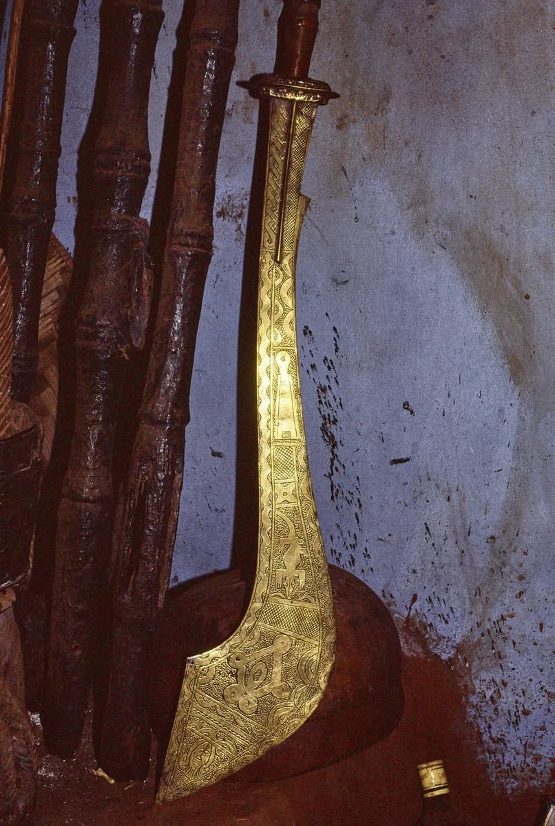 Edocentric_'s tweet photo. Benin Royal Ada, made from brass with the cross (road) symbol on it blade, reflecting the symbolism of the Ada, As a ceremonial scimitar that stands  between life and death. 

Representing the Oba's authority overlife and death, an innovation of ogiso ere  16 to 66CE. https://t.co/pRzID6317p