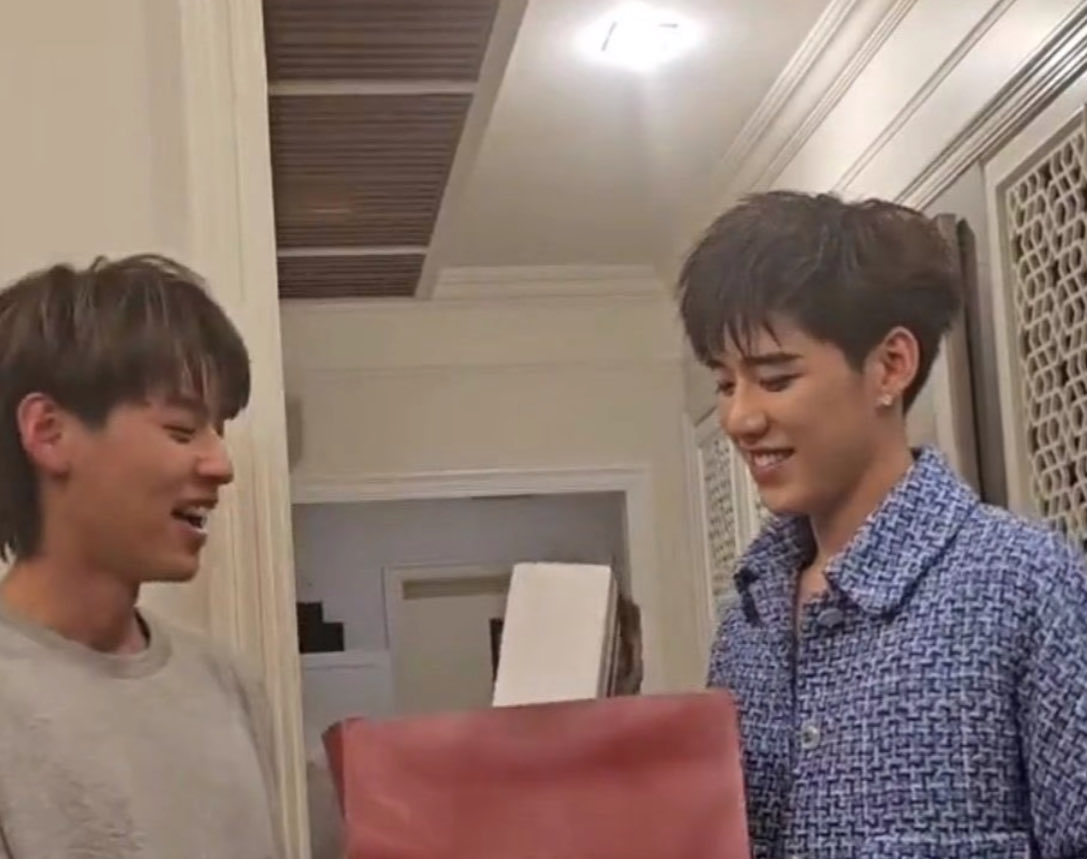 myelvnov's tweet image. เปิดฉากมาถือของขวัญละเดินเข้าไปหาเขาคือ เด๊ะเลย5555 ละเพลงขึ้น “จะรอเที่ยงคืนในวันเกิดเธอ ทุกๆปี” ภาพลอยมาเลย5555
#นับหนึ่ง_MV