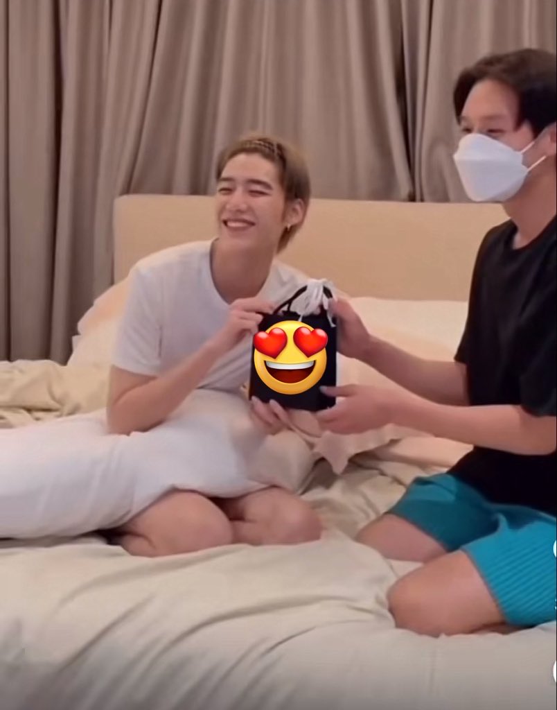 myelvnov's tweet image. เปิดฉากมาถือของขวัญละเดินเข้าไปหาเขาคือ เด๊ะเลย5555 ละเพลงขึ้น “จะรอเที่ยงคืนในวันเกิดเธอ ทุกๆปี” ภาพลอยมาเลย5555
#นับหนึ่ง_MV