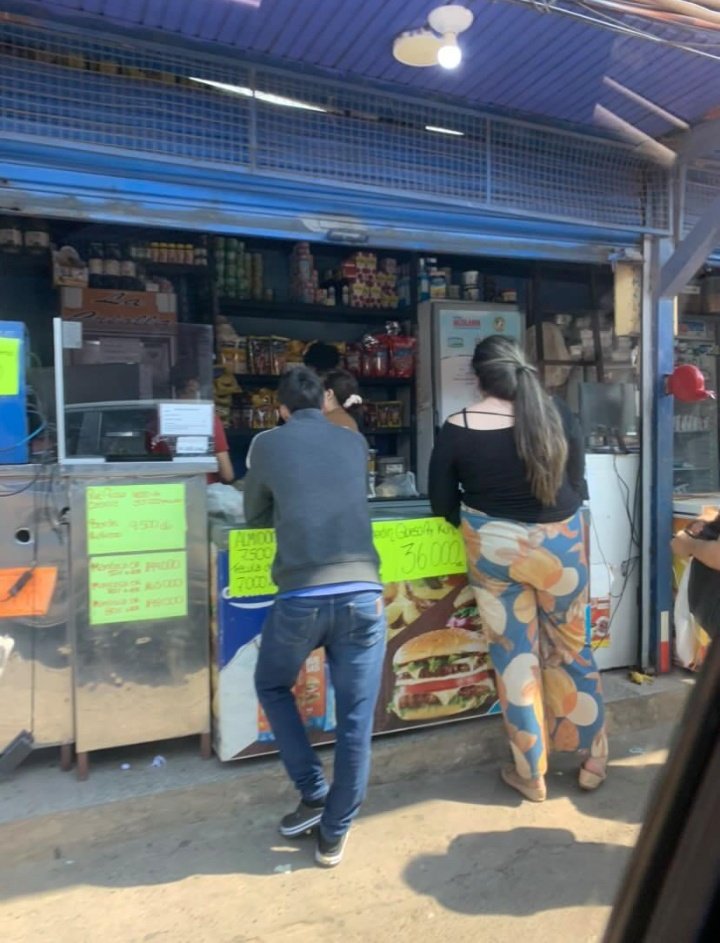 mira gringo <a href="/DeputySecState/">Christopher Landau</a> saca visas... 😭 mi amora <a href="/vanev87/">Vane Vazquez</a> no compra en <a href="/McDonalds/">McDonald's</a> ni en <a href="/BurgerKing_Py/">Burger King Paraguay</a> eso significa que es anticapitalista correlí... 😭 compra fiambre de la despensa porque le hace acordar a <a href="/charliekirk11/">Charlie Kirk</a> que ahora es un fiambre...😭 grave 

😭😭😭🚩🚩🚩