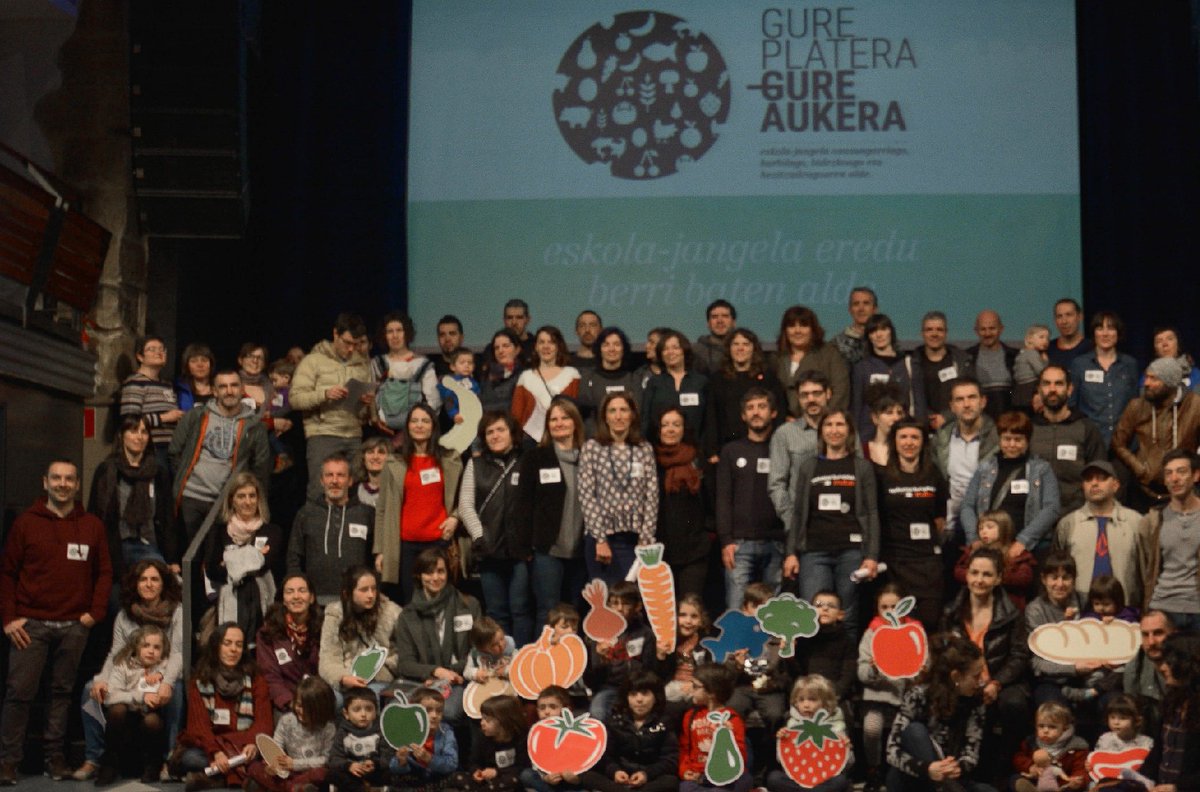 𝐄𝐬𝐤𝐞𝐫𝐫𝐢𝐤 𝐚𝐬𝐤𝐨 𝐃𝐚𝐛𝐢𝐝, GPGA ekimenagatik emondako energiagaitik eta eskola-jangelen eredua aldatzeko egindako lan handiagatik.

Eskola-jangela eredu berri baten alde lanean jarraitxuko dogu. Besarkada bat familia, lagun eta Allende Salazarreko eskola komunitateari