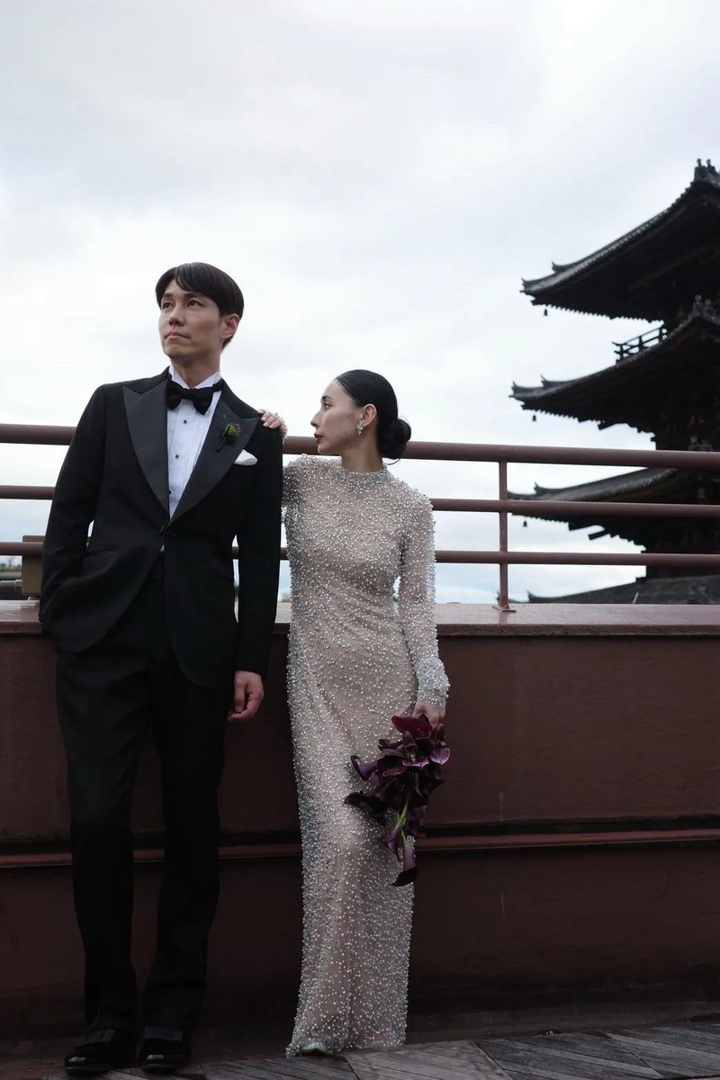 voguejp's tweet photo. #AmeriVINTAGE 代表の黒石奈央子、黒のドレスをまとった花嫁が込める結婚式への思い。
https://t.co/1VS0BPykyI https://t.co/7oi53d3yir
