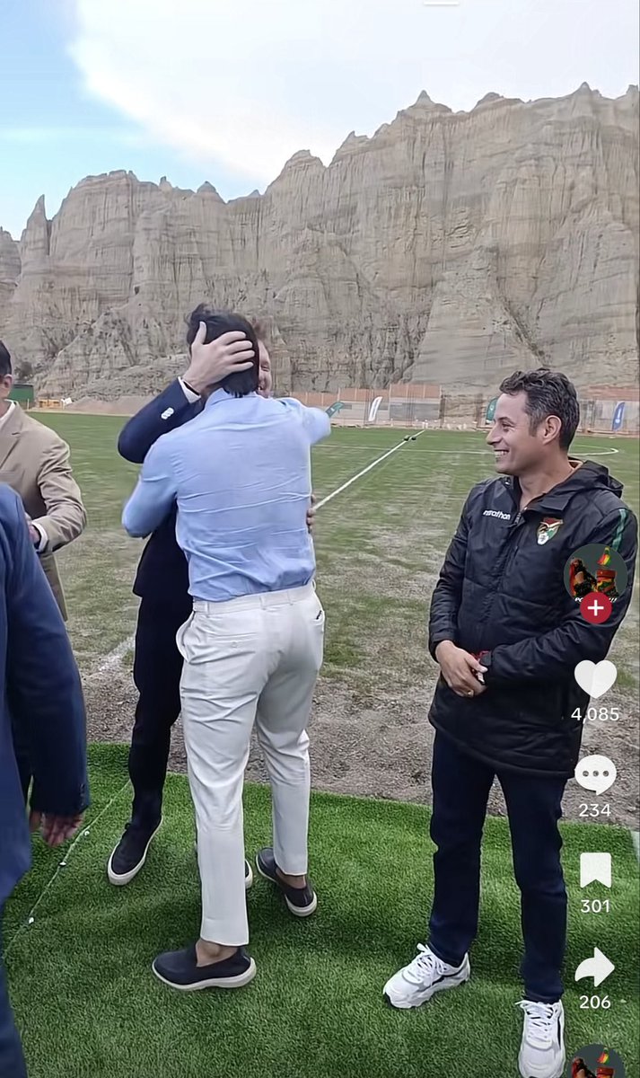 Paz con total descuido, afueró a Lara de la foto con los de la FIFA. Lara, sonriendo como quien promete vengarse después.