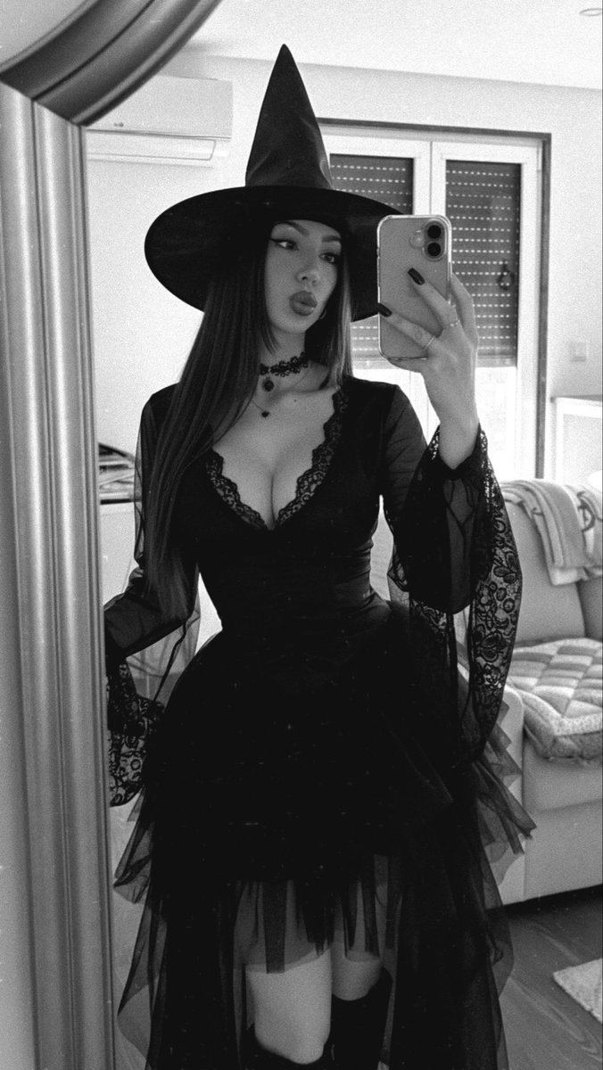 theaneliaa's tweet photo. ?/10 for halloween? https://t.co/iZCFik8ZaY