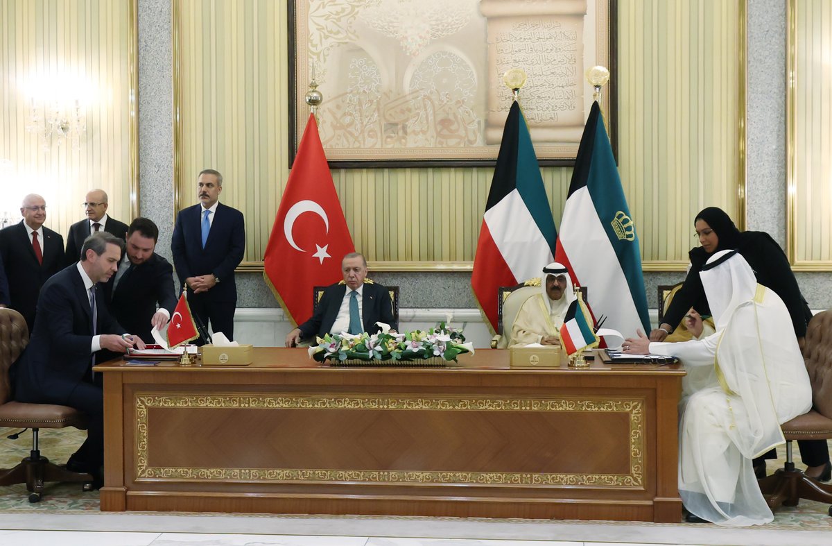 Cumhurbaşkanımız <a href="/RTErdogan/">Recep Tayyip Erdoğan</a>, Kuveyt Emîri Şeyh Mişal El Ahmed El Cabir El Sabah ile anlaşmaların imza törenine katıldı.