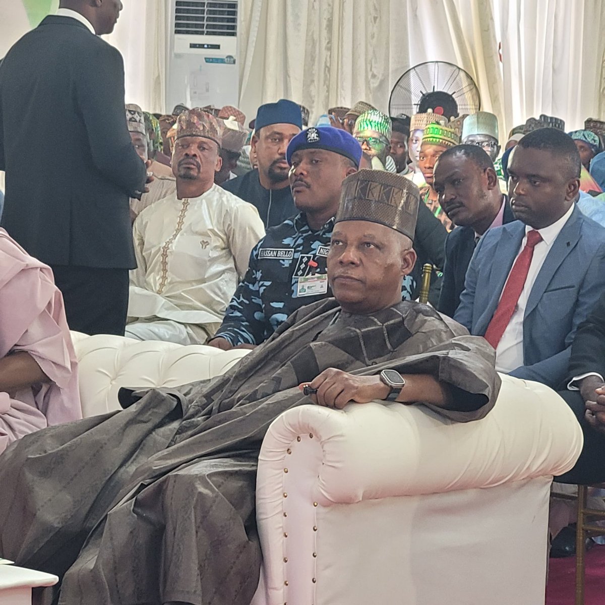 jarmari01's tweet image. Happening Now: Vice President Shettima Moves To Katsina For FG's MSME Clinic

Vice President Kashim Shettima @officialSKSM is in Katsina State for the 9th edition of the Expanded National Micro, Small and Medium Enterprises (MSME) Clinic.

The Vice President is attending the MSME…