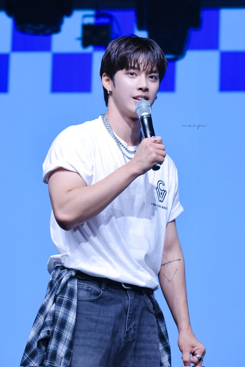가녀린 곰쥬님 팔뚝 
#재준 #JAEJUN #인어미닛 #InAMinute
