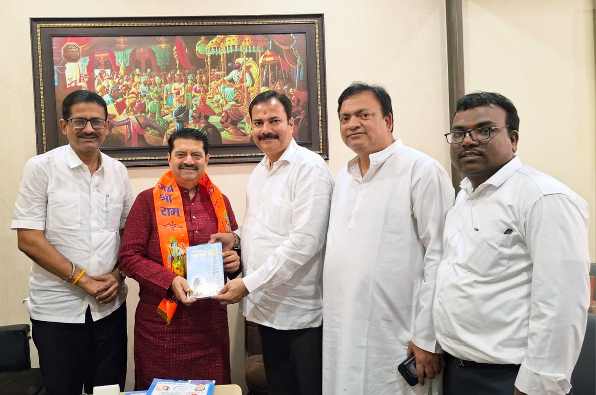 दीवाली के अवसर पर हमारे सभी के प्रिय पूर्व सांसद मनोज कोटक जी से सेवालय कार्यालय में मुलाकात कर शुभकामनाएँ देते हुए यथार्थ गीता का नवीन अंक भेंट करते हुए मुंबई भाजपा के प्रवक्ता उदय प्रताप सिंह. इस मौके पर आरटीआई कार्यकर्ता अनिल गलगली, मुंबई हिंदी पत्रकार संघ के अध्यक्ष आदित्य