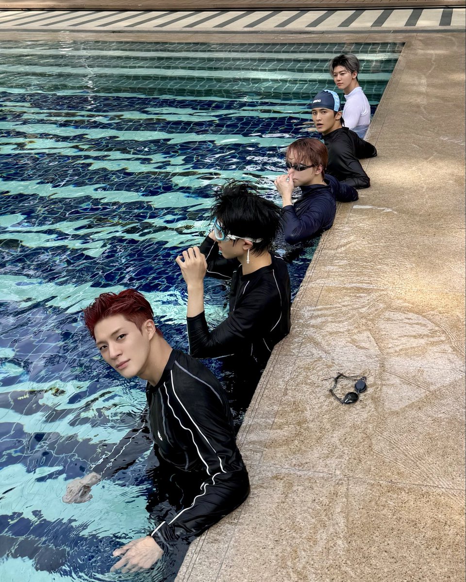 かっこいいやんけ。昨日「水に入ったらブサイクになる。どんなに努力しても不可能なこともあるよ」って送ってきた人の顔じゃない。