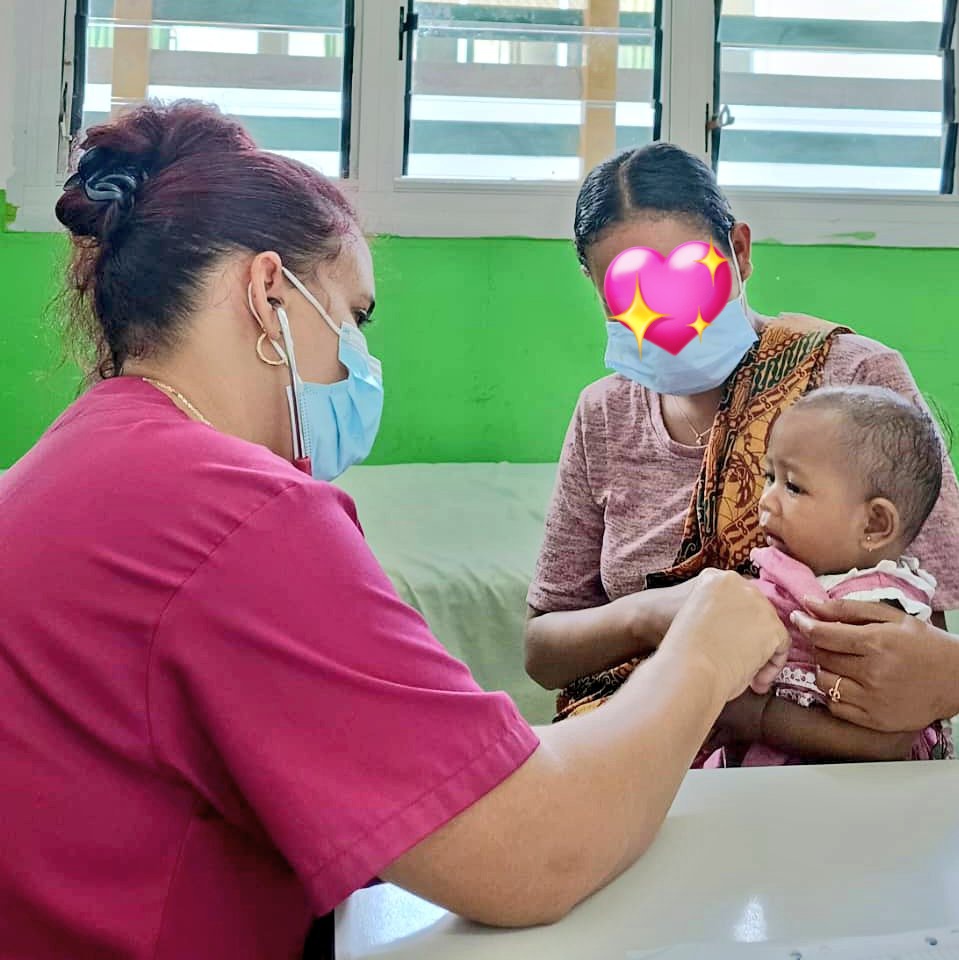 #CubaEsAmor y lleva la solidaridad a la tierra del sol naciente a través de la atención integral al pueblo. Dra. Yadira Díaz Hernández Esp MGI y Pediatría BMCTL #Covalima brinda consulta a paciente con infección respiratoria porque #CubaCoopera #CubaSalva