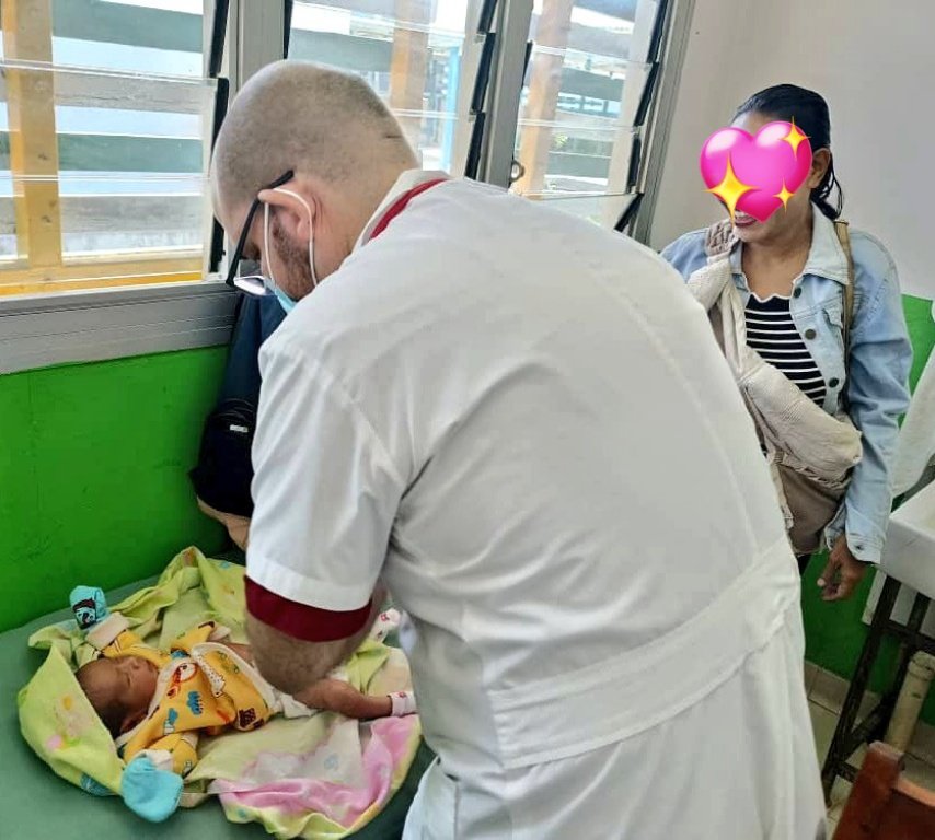 Porque el amor rompe barreras el Dr. Lázaro Sergio Alvarez Mesa Esp Pediatría BMCTL #Covalima brinda atención a Neonato con granuloma umbilical porque #CubaCoopera #CubaSalva #CubaEsAmor