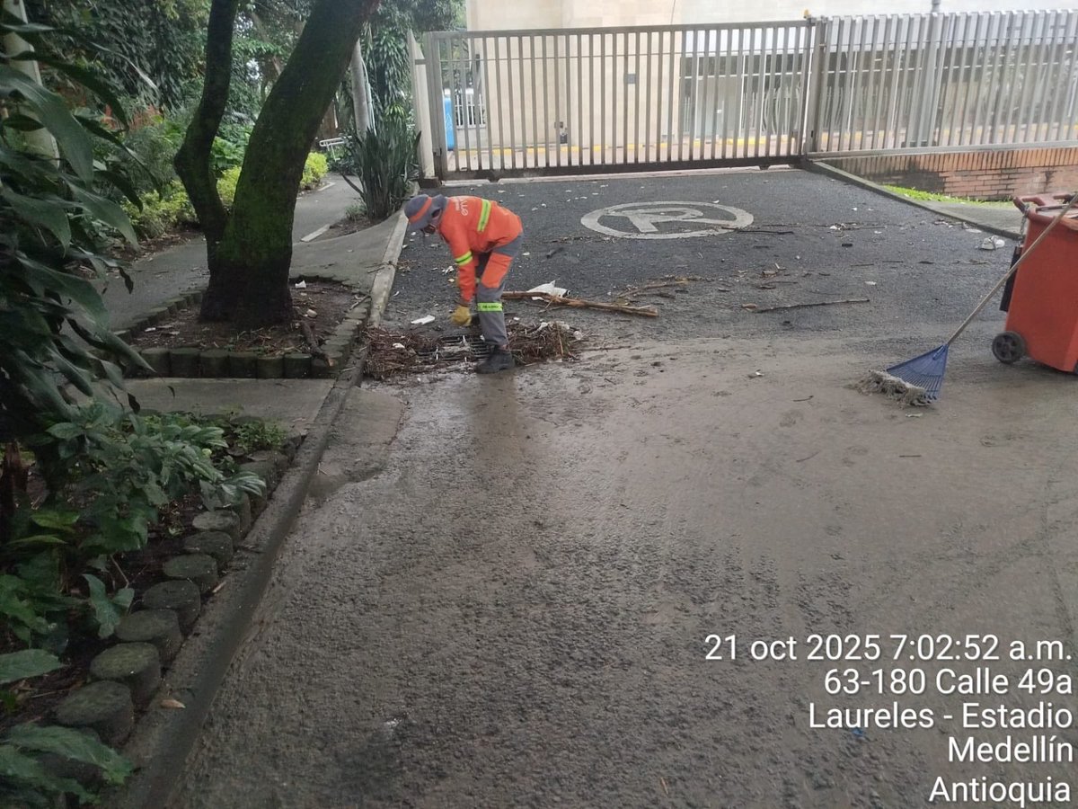 Las fuertes lluvias de la noche afectaron varios puntos de la ciudad: la calle 30 en el sector de la zona industrial de Belén, la canalización La Picacha en Conquistadores y la canalización La Hueso en el sector Estadio.
Antes de que llegara el día, nuestro equipo ya estaba en