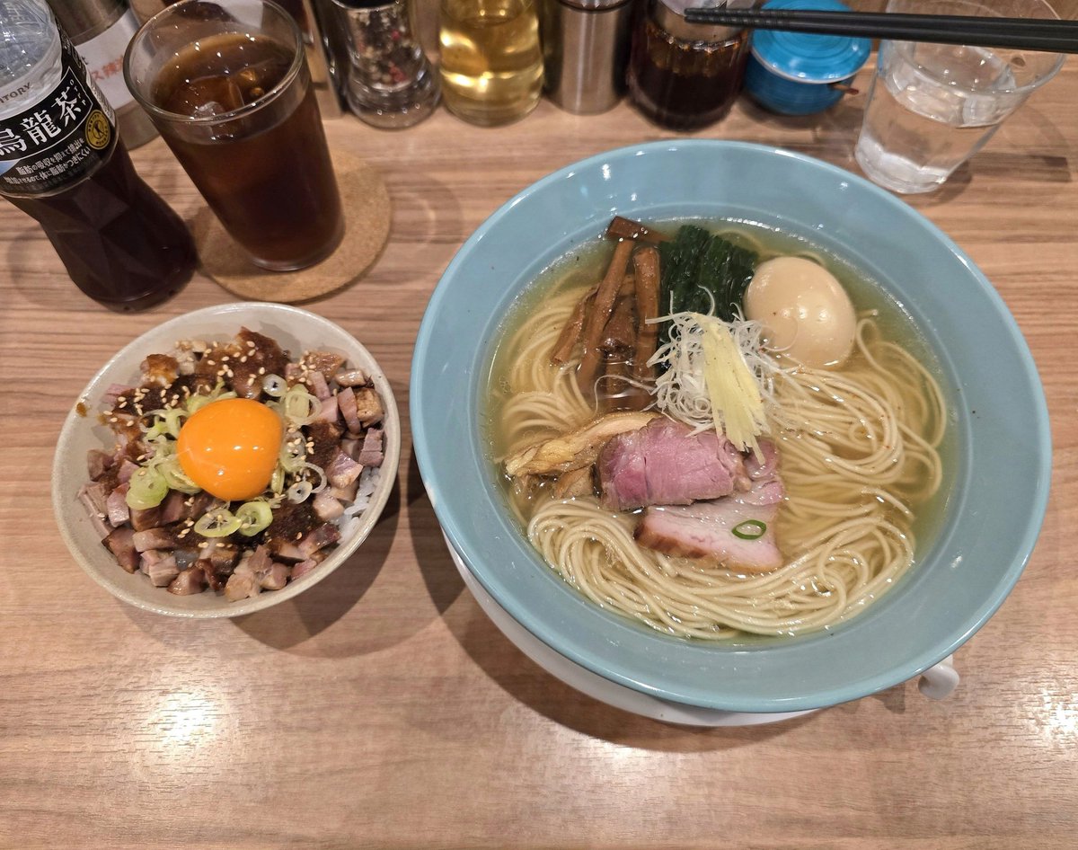 麺処 ほん田@秋葉原

◾味玉塩◾スタ丼

食券受け渡し🎟優C声かけ接客＆
美男子に💁‍♂並び中から癒される🤭

鶏豚✕魚介の旨味が
バランス良く重なり合う🕺
円やかな重奏スープ
滑らか喉越し自家製麺も旨い🥹🩷

やっぱ！この丼好き😘🍚
薫香豚に💯自家製ダレが最高😆🫙
#ほん田