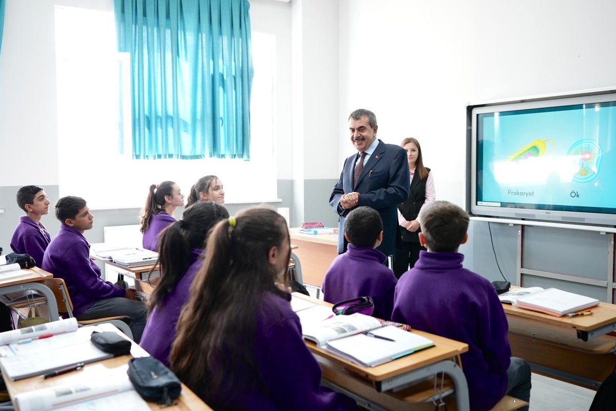 tcmeb's tweet photo. Millî Eğitim Bakanı @Yusuf__Tekin, Bir Dizi Temaslarda Bulunmak Üzere Kars’a Giderken Yol Güzergâhında Bulunan Okullardaki Öğrencilerin Davetine Ziyaretiyle İcabet Etti 

Bakan Tekin; okul bahçesindeki oyunlara eşlik etti, sınıfları gezerek öğrencilerle sohbet etti, meslektaşlarıyla öğretmenler odasında görüş alışverişinde bulundu.  

📍Fevzi Çakmak İlkokulu ve Sarıkamış Fen Lisesi / Kars

👉🏻 https://t.co/ddFGzMenUT