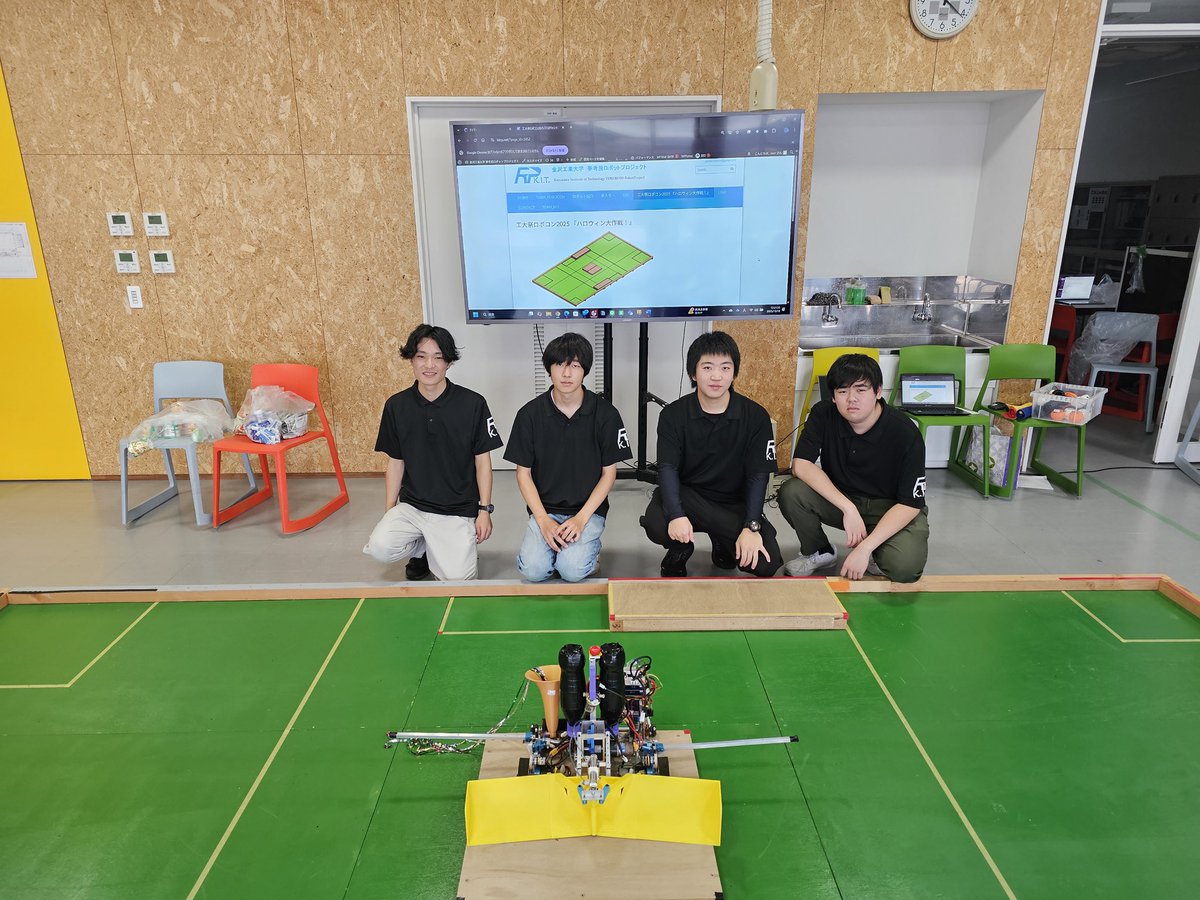 yumerobopro's tweet image. 先日は工大祭ロボコンにご参加していただきありがとうございました！

決勝戦 岡氏 vs 金工大の緑タイヤ では岡氏チームがVゴールを決め、優勝しました。おめでとうございます🎈🎊

また仮装賞はかぼちゃが印象的な「じゃけぇ」チームでした🎃

 #今日のロボプロ
 #工大祭2025 #咲くseed #KITfestival