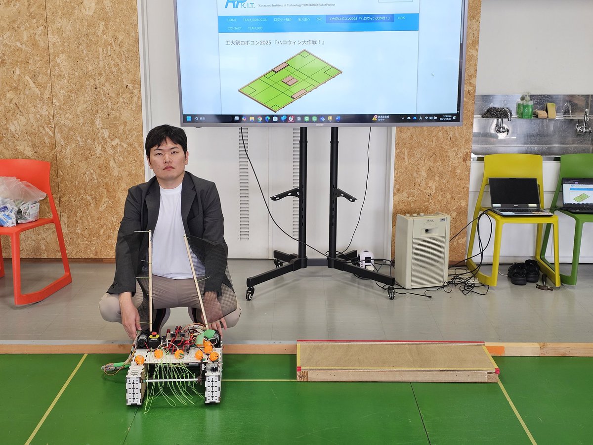 yumerobopro's tweet image. 先日は工大祭ロボコンにご参加していただきありがとうございました！

決勝戦 岡氏 vs 金工大の緑タイヤ では岡氏チームがVゴールを決め、優勝しました。おめでとうございます🎈🎊

また仮装賞はかぼちゃが印象的な「じゃけぇ」チームでした🎃

 #今日のロボプロ
 #工大祭2025 #咲くseed #KITfestival