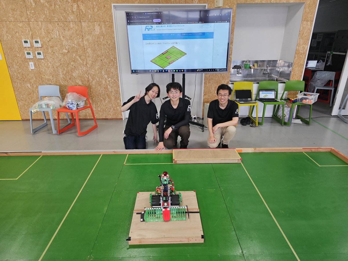 yumerobopro's tweet image. 先日は工大祭ロボコンにご参加していただきありがとうございました！

決勝戦 岡氏 vs 金工大の緑タイヤ では岡氏チームがVゴールを決め、優勝しました。おめでとうございます🎈🎊

また仮装賞はかぼちゃが印象的な「じゃけぇ」チームでした🎃

 #今日のロボプロ
 #工大祭2025 #咲くseed #KITfestival