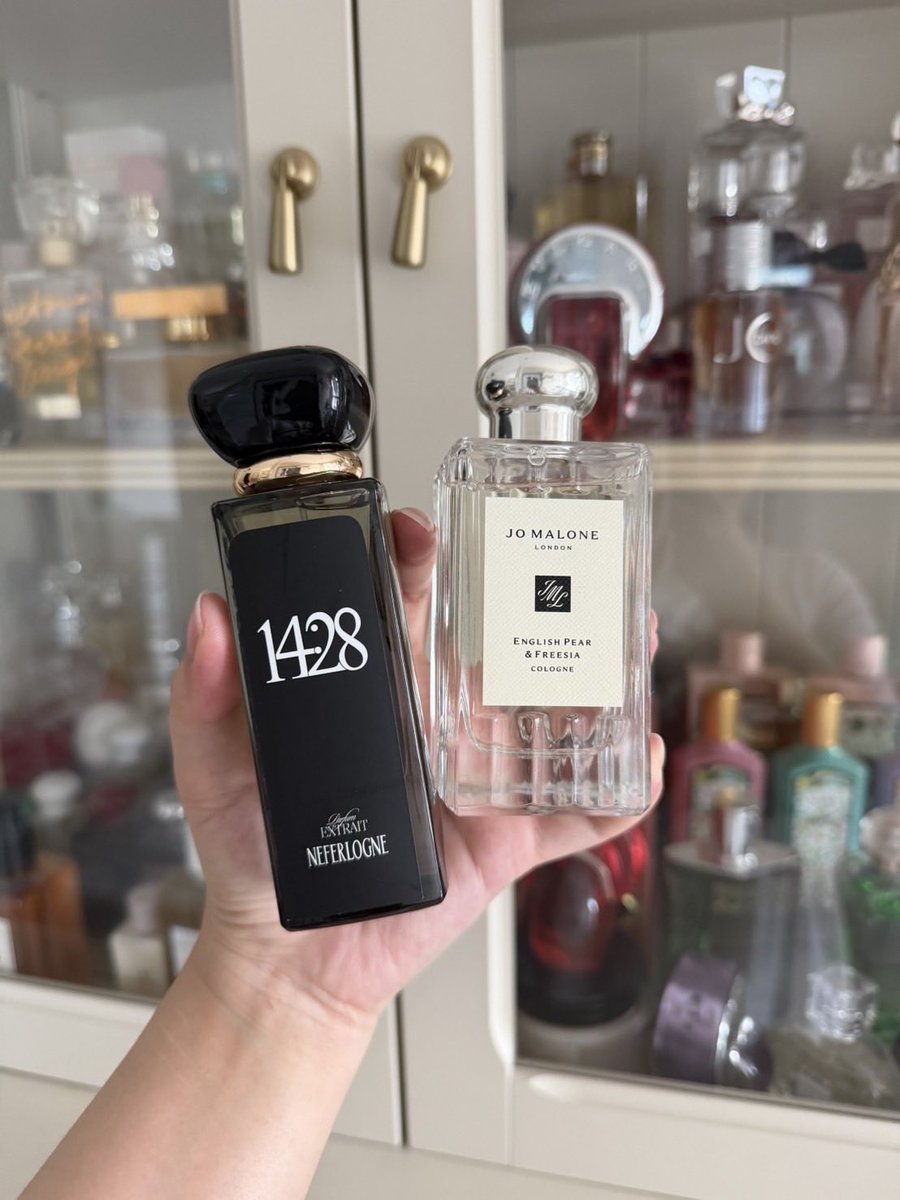 ฉันไปเจอสิ่งนี้มาทุกคน น้ำหอมแบรนด์ไทย Neferlogne กลิ่น 14:28 คือนางมีความ Jo Malone English Pear มากกกก แต่ที่ชอบคือนางติดทนกว่า ในราคาที่ถูกกว่า แล้วดีไซน์ชีสวยด้วยนะ ขวดหรูหราดูแพงมาก เป็นกลิ่นที่ Unisex ใช้ได้ทุกคน ออกได้ทุกงาน เชื่อว่าหลายๆ คนชอบกลิ่นนี้กัน
