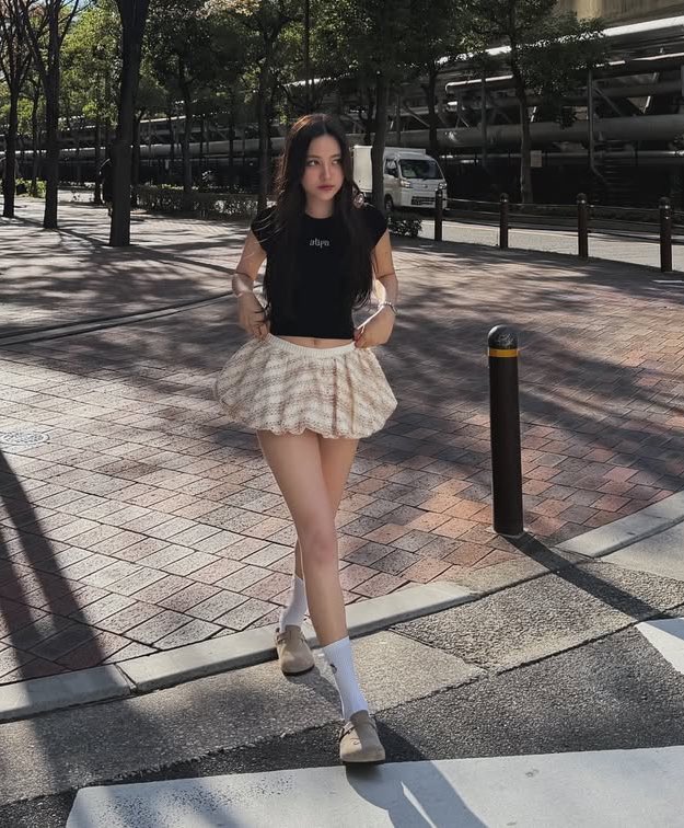 freen_brainrot's tweet image. the legs? the outfit? OKAYYYYY????😭