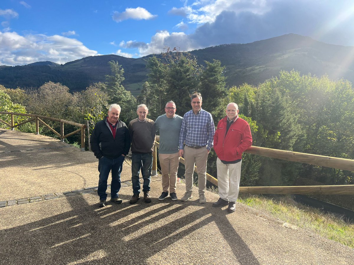 El director general de Cooperación Local y Seguridad, Olmo Ron, acompañado del alcalde de Illano, Iván Rodríguez, ha visitado hoy las obras de mejora de la seguridad de la vía del núcleo rural de Xío, en Illano.