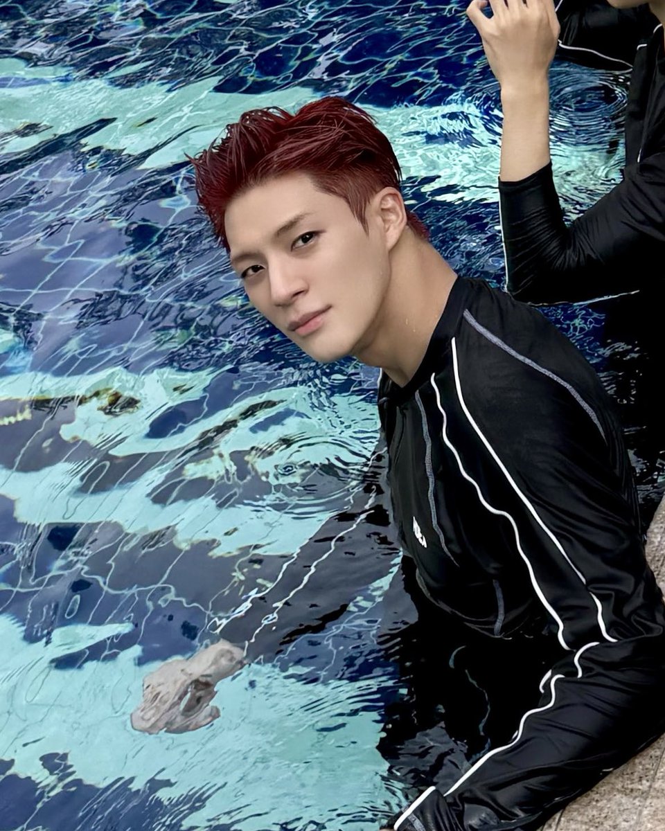 all men do is lie! Jeno is so fucking handsome what the HELL