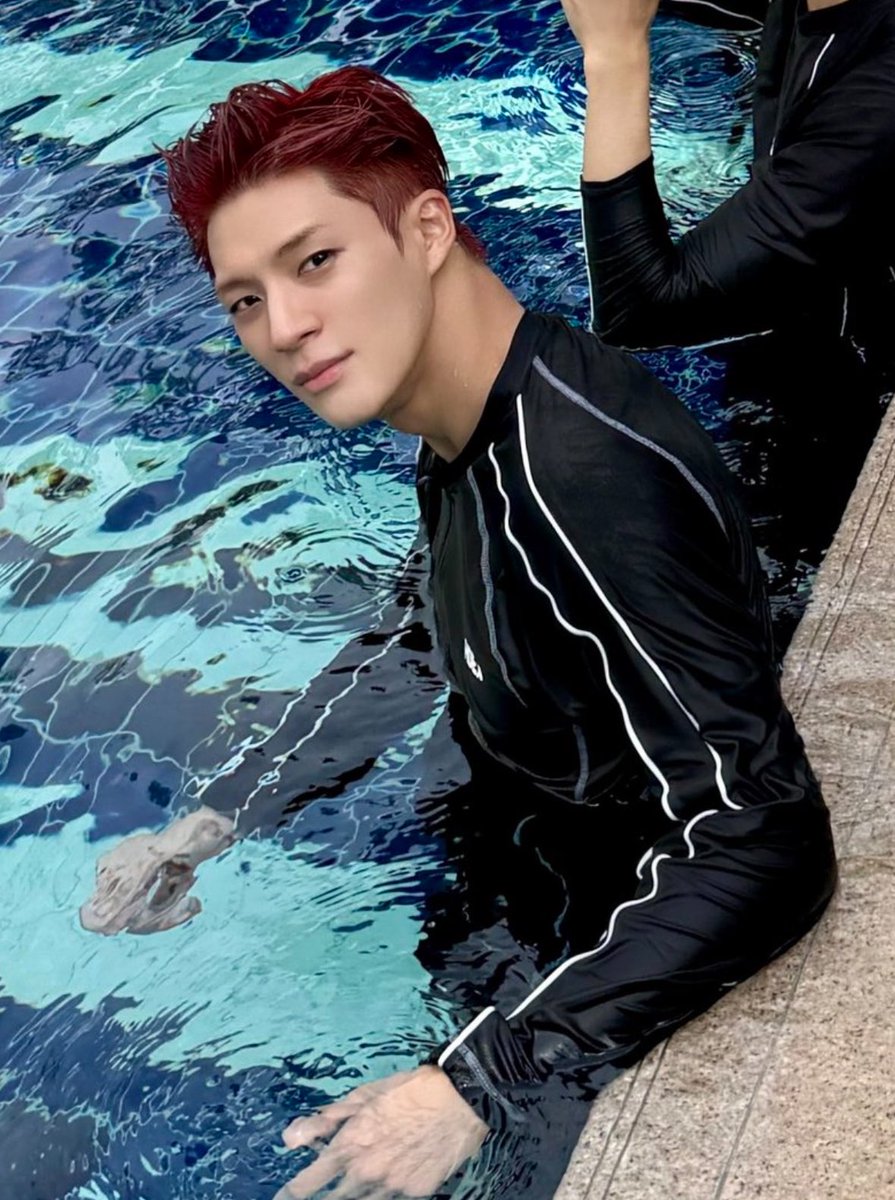 "and when i go into the water i get ugly" STOP THE LIES LEE JENO