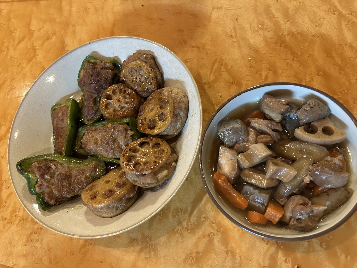 今日は筑前煮とピーマン肉詰め&amp;れんこん挟み焼き！
茶色いね！！筑前煮初めて作ったけど、なかなか上手くできた