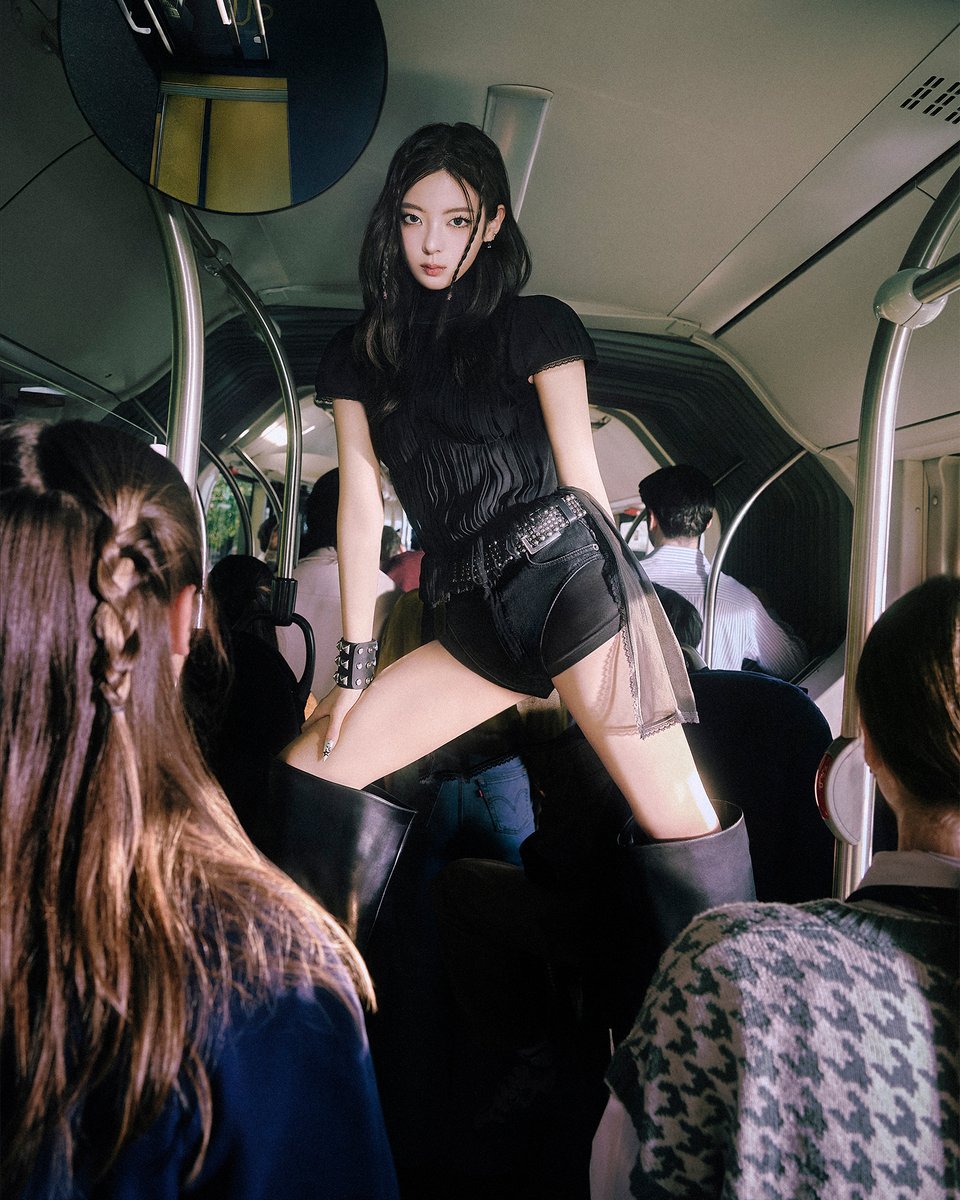 ITZYofficial's tweet image. ITZY &lt;TUNNEL VISION&gt; CONCEPT PHOTO #2
#LIA #리아
ITZY 'TUNNEL VISION'
ITZY.lnk.to/TUNNELVISION
💿 ALBUM RELEASE
2025.11.10 MON 6PM (KST) | 4AM (ET)
#ITZY #MIDZY @ITZYofficial
#ITZYComeback
#ITZY_TUNNELVISION
#ITZY_TNVS