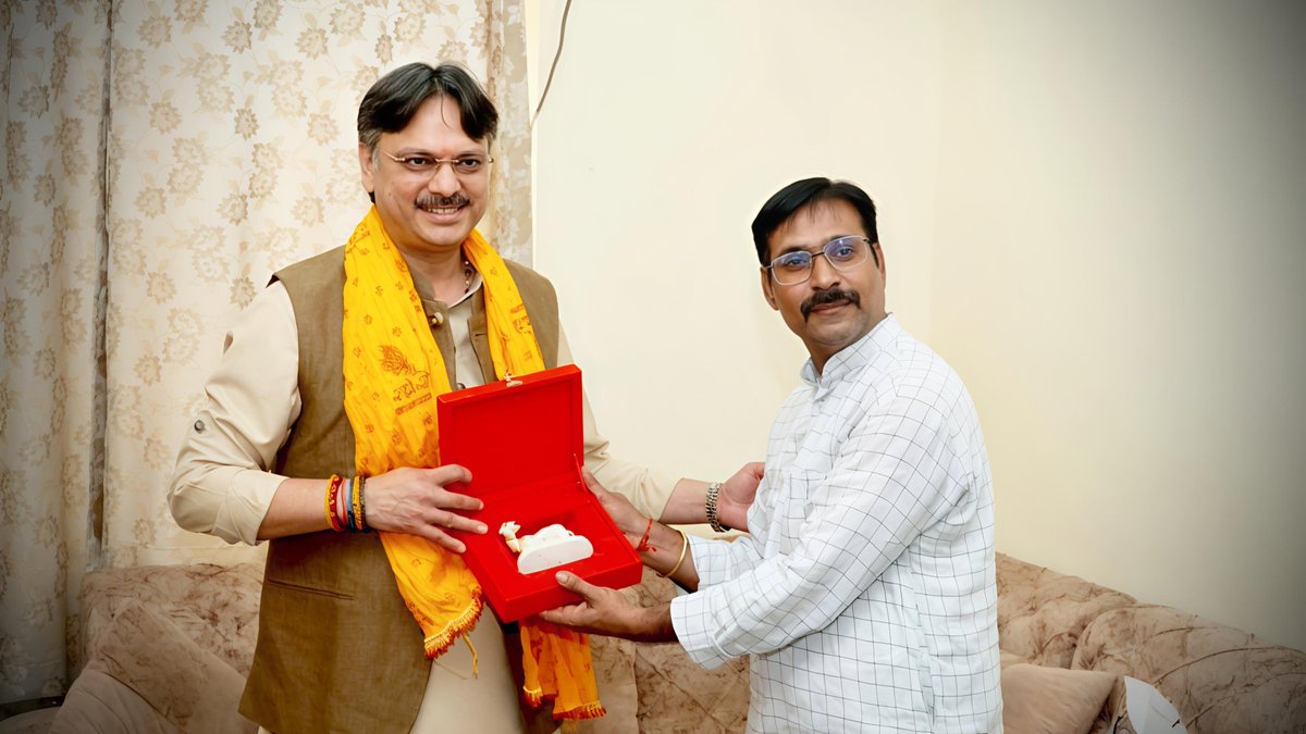 ManishShuklalko's tweet image. अपने अभिभावक बड़े भईया लोकप्रिय मा. विधायक परम आदरणीय श्री राजेश्वर सिंह जी से शिष्टाचार भेंट कर दीपावली की शुभकामनाएं दी उनका शुभ आशीर्वाद प्राप्त किया।
#diwalispecial #Diwali2025 #rajeshwarsingh