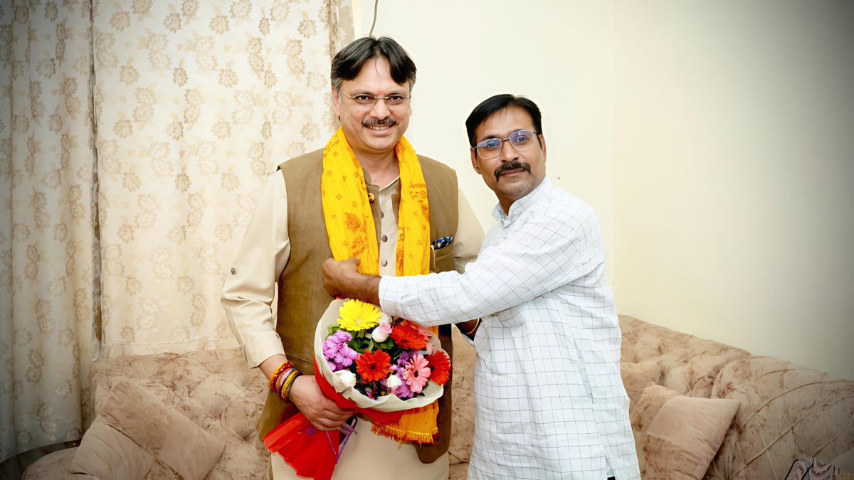 ManishShuklalko's tweet image. अपने अभिभावक बड़े भईया लोकप्रिय मा. विधायक परम आदरणीय श्री राजेश्वर सिंह जी से शिष्टाचार भेंट कर दीपावली की शुभकामनाएं दी उनका शुभ आशीर्वाद प्राप्त किया।
#diwalispecial #Diwali2025 #rajeshwarsingh