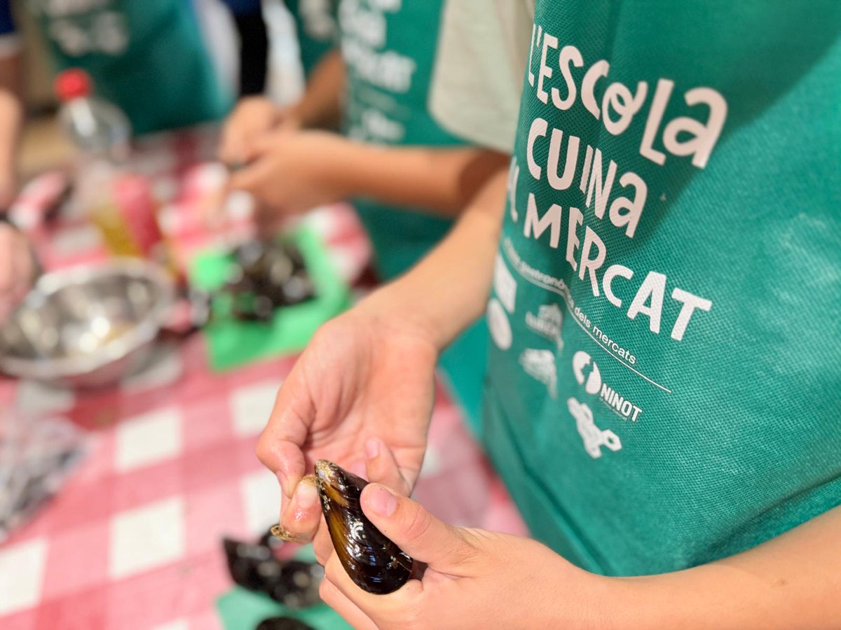 I tu, has cuinat mai des de zero? Avui l’alumnat de #Farigola6è B visita el mercat de Santa Caterina per conèixer i cuinar productes de proximitat. El menú és: coca de verdures amb sardines, musclos a la catalana i magrana. Bon profit!! 😋