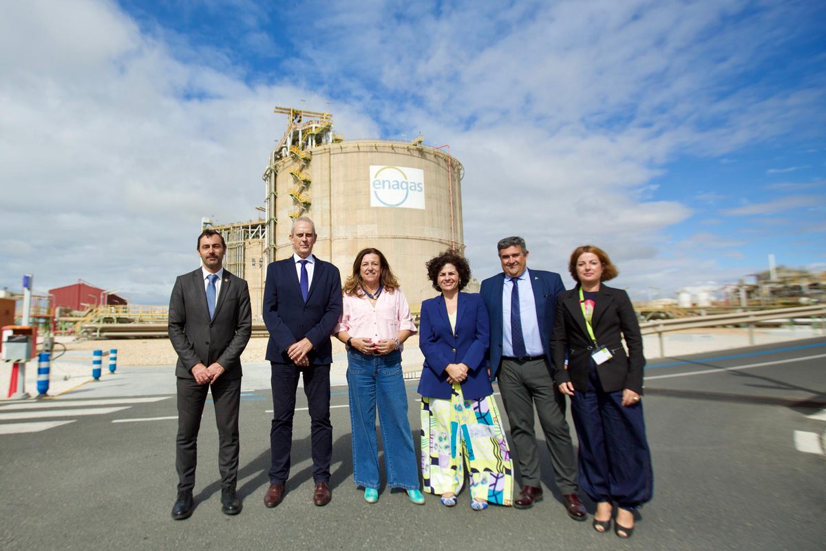 ⚗️Unos 140 estudiantes de #FP completarán su formación en la industria química de #Huelva.
👉 <a href="/MC_CastilloMena/">Mª Carmen Castillo Mena</a>  visita las instalaciones de <a href="/enagas/">Enagás</a> y destaca que la colaboración con las empresas es fundamental para una FP alineada con el mercado laboral.
lajunta.es/60e4y