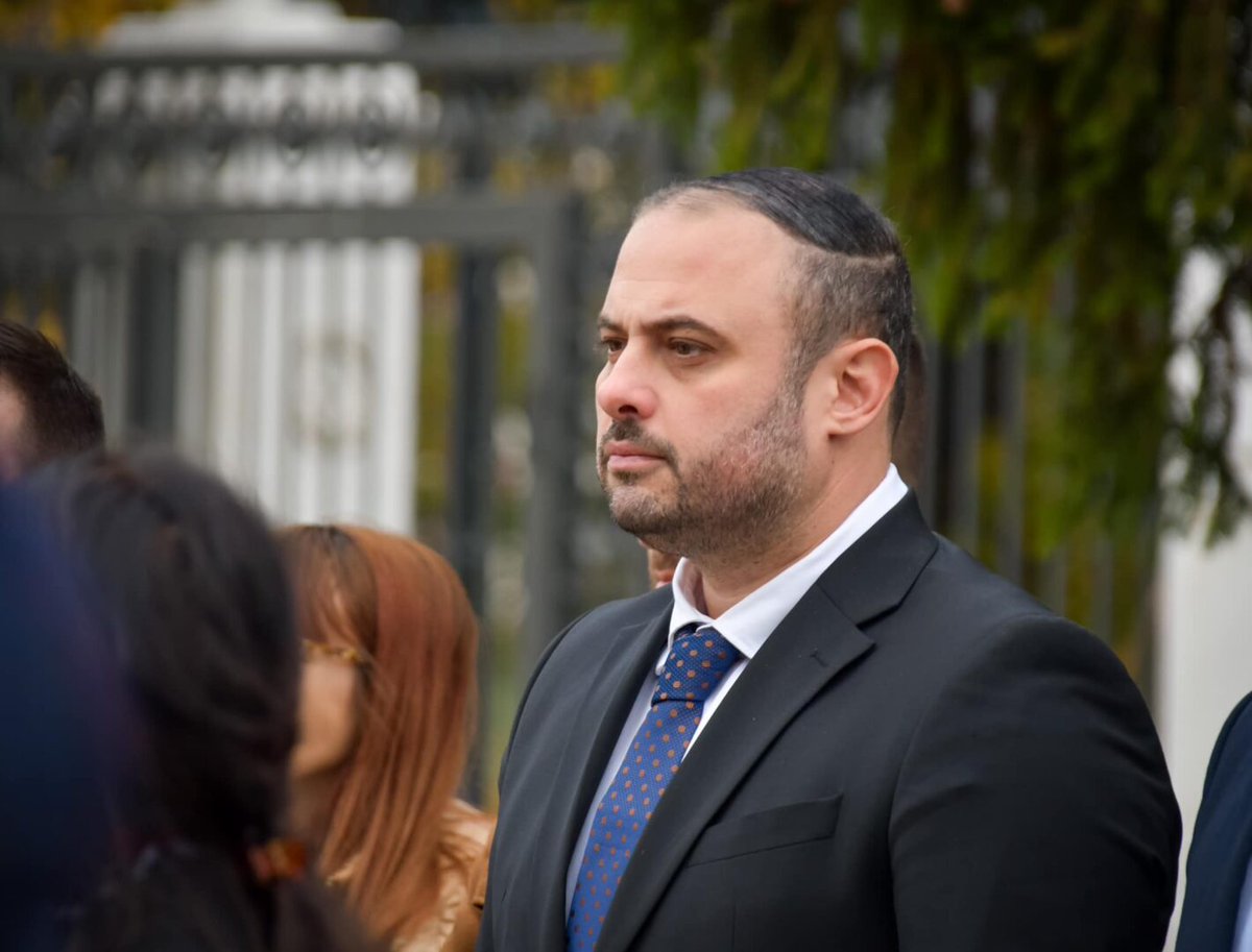 Стариот се врати само да ве поздрави и да ви каже:

Станете и поздравете го градоначалникот на Скопје, Орце Ѓорѓиевски! ❤️