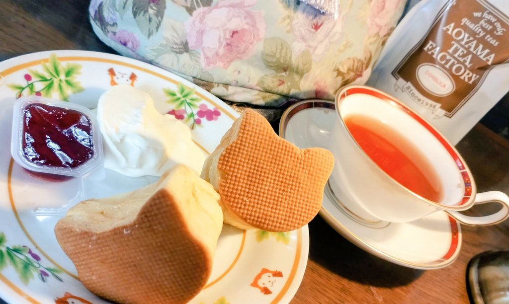 こんばんは
今夜も一段と肌寒いですね
今回の #メイドのお暇紅茶
青山ﾃｨｰﾌｧｸﾄﾘｰ/ディンブラ/ｻﾏｰｾｯﾄ茶園/2025春
にゃんこてぃーるーむ様/スコーン

ざくさくでふわふわなスコーン
ベイクした際のバターの香りの広がりがとっても素敵でその場で一口齧りたくなってしまう程でした…→