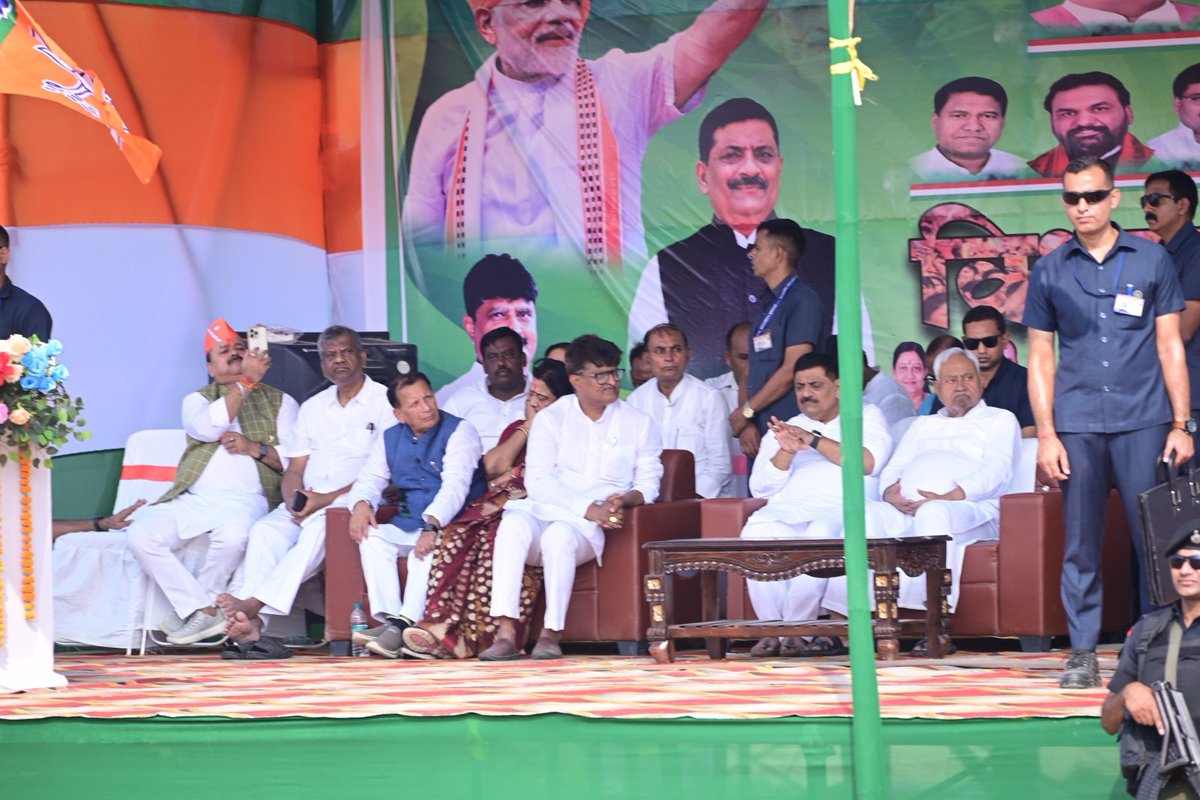 Jduonline's tweet image. जद (यू) के राष्ट्रीय अध्यक्ष सह माननीय मुख्यमंत्री श्री @NitishKumar  जी ने एनडीए समर्थित उम्मीदवारों के समर्थन में मीनापुर, मुजफ्फरपुर में आयोजित चुनावी जनसभा को संबोधित किया। 

साथ ही उन्होंने मीनापुर विधानसभा के एनडीए समर्थित जद (यू) प्रत्याशी श्री अजय कुशवाहा और औराही…