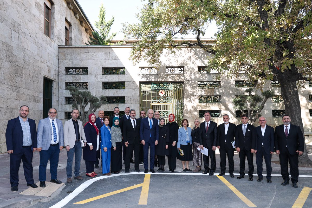 NumanKurtulmus's tweet photo. “Ekranlarda Çürümeye Dur De” İmza Kampanyası vesilesiyle Büyük Aile Platformunu oluşturan STK temsilcileriyle Gazi Meclisimizde bir araya geldik.

Toplumumuzun kök hücresi olan ailenin bugün her zamankinden daha fazla korunması ve güçlendirilmesi bir ödev ve sorumluluktur.

Değerlerimizi yaşatmak, aile yapımızı güçlendirerek gelecek nesillere aktarmak boynumuzun borcudur. 

Ailenin temelini sarsan insansızlaştırma ve cinsiyetsizleştirme çabalarına karşı da daima hassas ve uyanık olmalıyız.

Bu anlayışla gayret gösteren tüm sivil toplum kuruluşlarının çalışmalarını çok kıymetli buluyor; emeği geçen herkese teşekkür ediyorum.