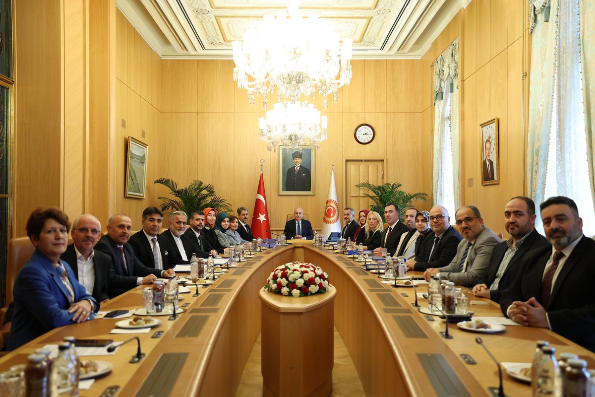 NumanKurtulmus's tweet photo. “Ekranlarda Çürümeye Dur De” İmza Kampanyası vesilesiyle Büyük Aile Platformunu oluşturan STK temsilcileriyle Gazi Meclisimizde bir araya geldik.

Toplumumuzun kök hücresi olan ailenin bugün her zamankinden daha fazla korunması ve güçlendirilmesi bir ödev ve sorumluluktur.

Değerlerimizi yaşatmak, aile yapımızı güçlendirerek gelecek nesillere aktarmak boynumuzun borcudur. 

Ailenin temelini sarsan insansızlaştırma ve cinsiyetsizleştirme çabalarına karşı da daima hassas ve uyanık olmalıyız.

Bu anlayışla gayret gösteren tüm sivil toplum kuruluşlarının çalışmalarını çok kıymetli buluyor; emeği geçen herkese teşekkür ediyorum.